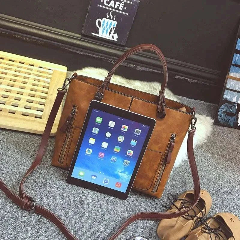 Wax Oil Leather Bag with tablet, handcrafted elegance, 31x26x12cm, brown leather, unique design, luxury scent.