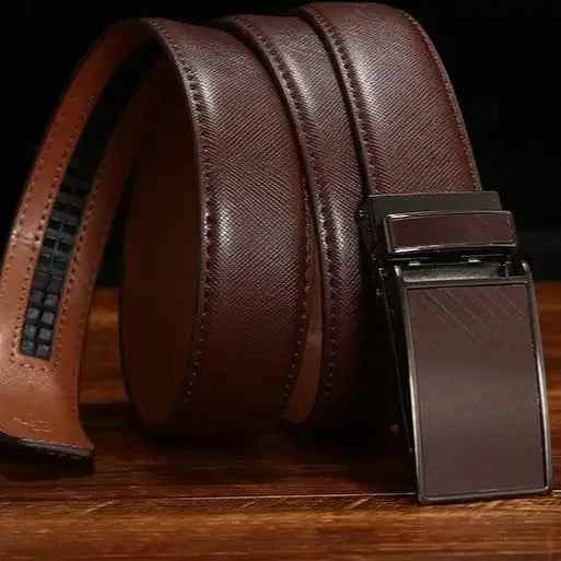 Men's belt with premium leather and sleek metal buckle, showcasing a timeless and versatile design.